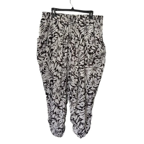 French Laundry Floral Print Joggers Cropped Pants Rayon Black White Size 1X - Picture 3 of 14